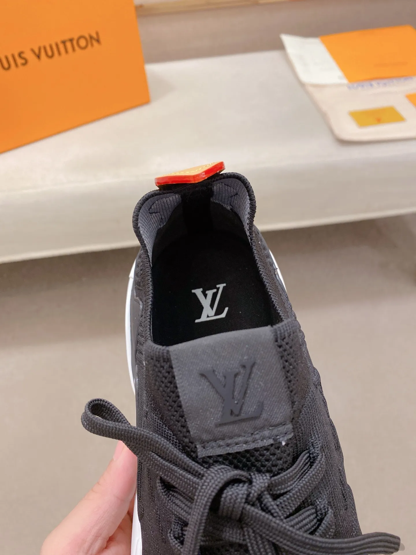Men's Men's Shoes💰: 620💰The high version of the LV Runner Tatic sneakers are made of a whole piece of technical knitting to create an easy-to-take-on design, and are trimmed with cow leather to outline the upper. The LV logo on the side creates a dynamic feel among the textures, and the leather back strap is shaped like the handle fasteners in the Louis Vuitton leather goods collection. Mixed materials Laces Louis Vuitton accents Rubber outsole with Vuitton logo Size 39-44 Customizable 38.45.46